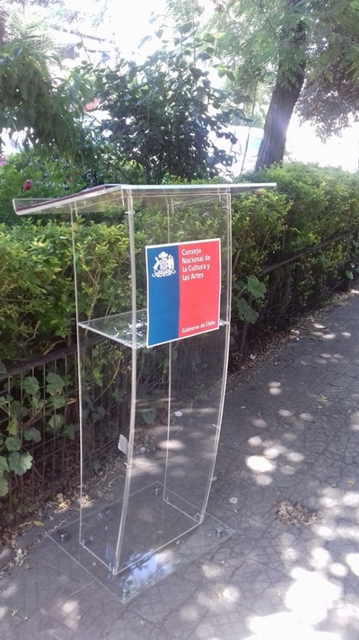 arriendo podium acrilico transparente